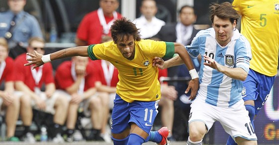 SOUBOJ HVZD. Brazilec Neymar (vlevo) se snaí pejít pes Argentince Lionela...