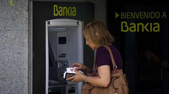 ena u bankomatu nejproblémovjí panlské banky Bankia. Ilustraní snímek