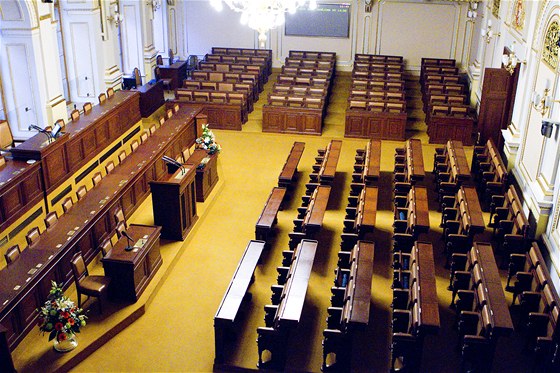 Prázdné lavice v Poslanecké snmovn (ilustraní snímek)
