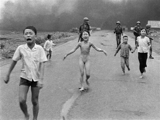 Jeden z nejslavnějších snímků z vietnamské války. Vyděšené děti prchají před napalmem