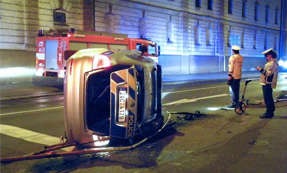 Pevrácený policejní automobil ve Vltavské ulici na praském Smíchov (7.