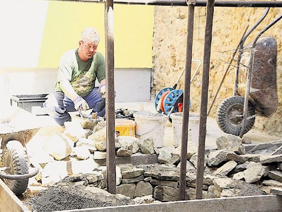 Kolem barokní studny v Uherském Hradišti nyní pracují dělníci.