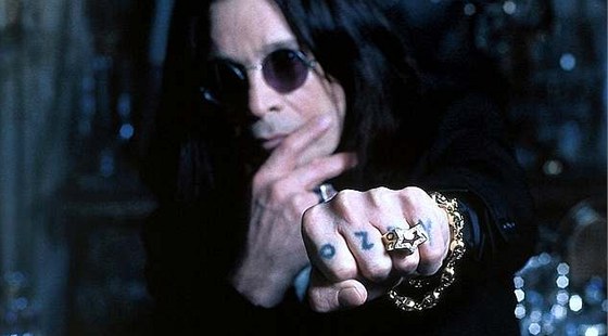 Ozzy Osbourne má jméno vytetované na kloubech.