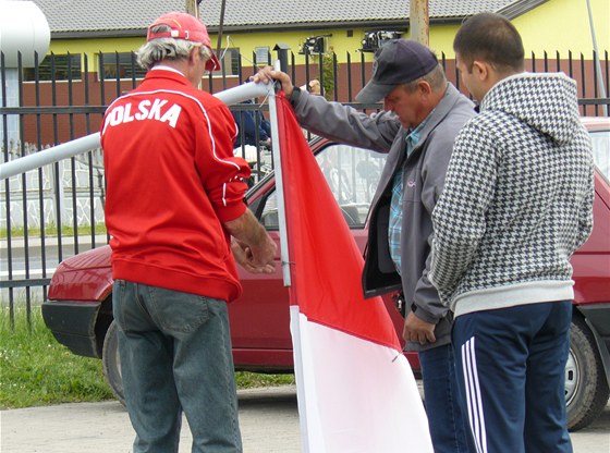 Pracovníci trnice v polské Kudow Zdróji vztyují vlajku. (4. ervna 2012)