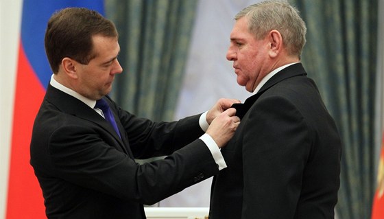 Vladimir Krutov (vpravo) pebírá ád od ruského prezidenta Dmitrije Medvedva.