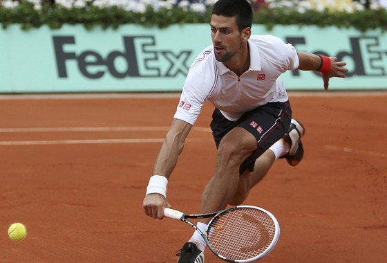 STIHNE TO? Novak Djokovi dobíhá míek ve tvrtfinálovém utkání proti