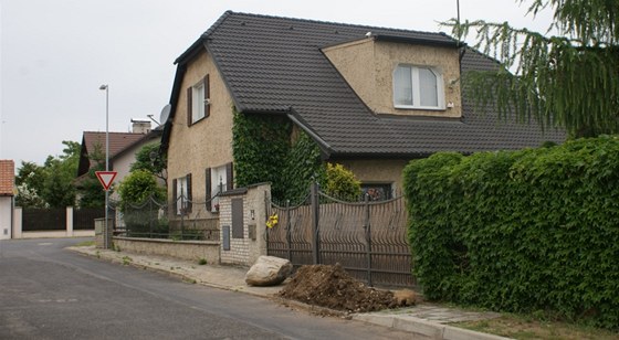 Dům ve Straškově-Vodochodech, kde bydlel mladík, který zemřel při přepadení