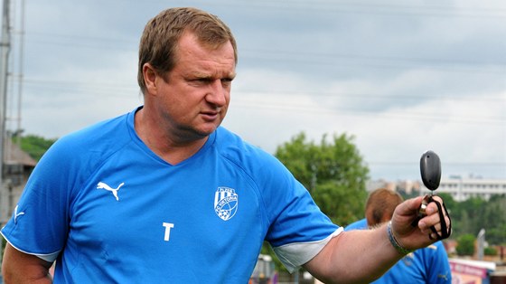 BEDLIVÝ DOZOR. Trenér fotbalist Viktorie Plze Pavel Vrba pozoruje na tréninku