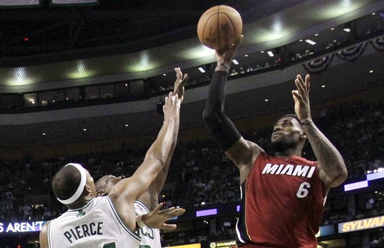 HVZDA V AKCI. LeBron James táhne stelecky Miami v utkání proti Boston Celtics.