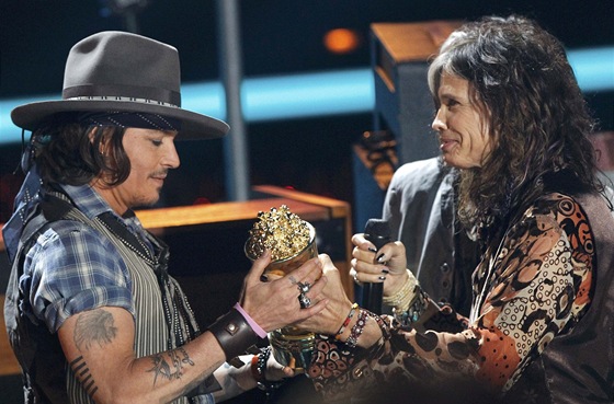 Zpvák skupiny Aerosmith Steven Tyler pedává  cenu Johnnymu Deppovi.
