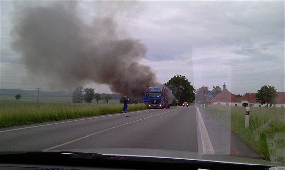 Kamion stojí na krajnici.