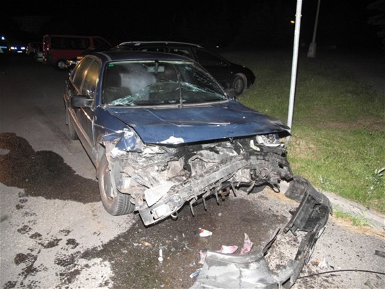 Opilý mladík poničil v Písku 13 aut. Takhle dopadl passat, který sám řídil.