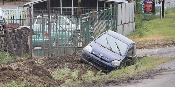 Zatím poslední ob problematické zatáky u Hluku -  idi s autem udlal