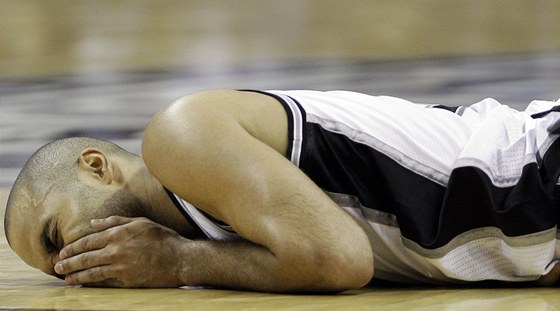 Tony Parker ze San Antonia na palubovce po úderu do oblieje