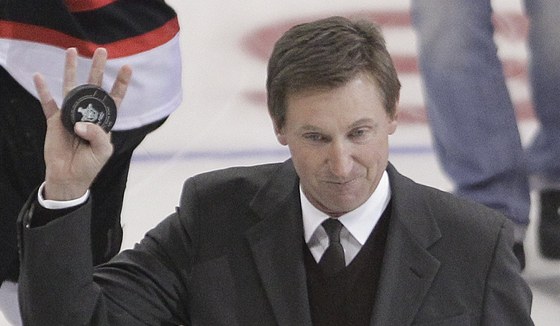 CHVÍLE PRO LEGENDU. Wayne Gretzky, který za LA hrával, provedl slavnostní buly