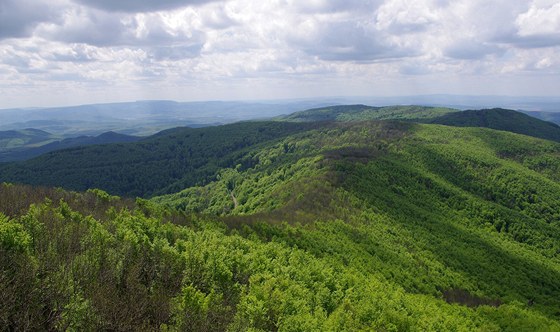 Hebenovka k vrcholu Nagy Hideg hegy (vpravo), vlevo v dálce Dunaj a pohoí...