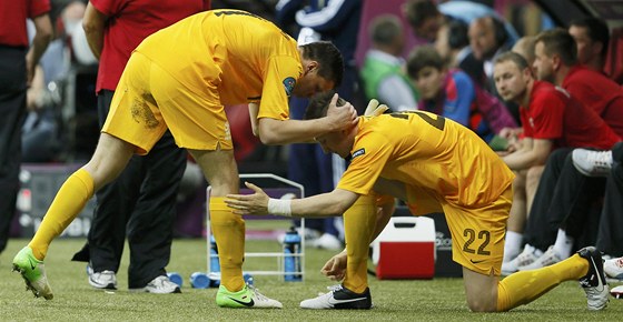 TO ZVLÁDNE! Vylouený Wojciech Szczesny (vlevo) musí do atny. Cestou ale