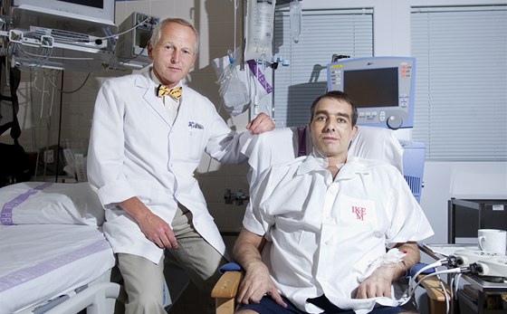 Kardiochirurg Jan Pirk se svým pacientem Jakubem H. po unikátní operaci- 