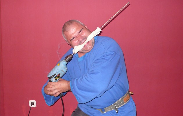 To�ící se vrták stiskem vlastních zub� zastavil silák René Golem Richter.