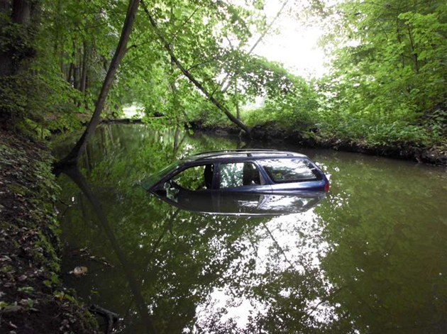 Při nehodě u Bochova se zranilo sedm lidí, auto skončilo ve vodě