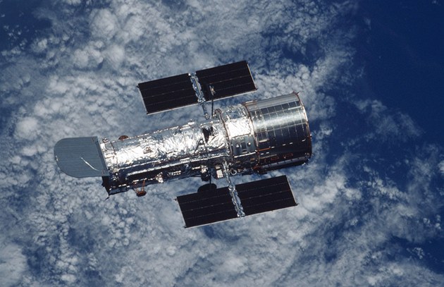 NASA a SpaceX přemýšlejí, jak zachránit pomalu padající Hubbleův dalekohled