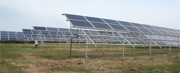 V �ásti solární elektrárny zbyly po zlod�jích prázdné rámy, ze kterých zmizely