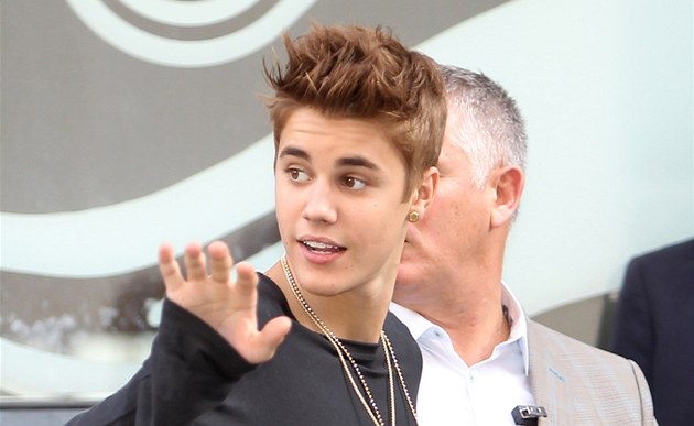Justin Bieber v Pa�í�i (31. kv�tna 2012)