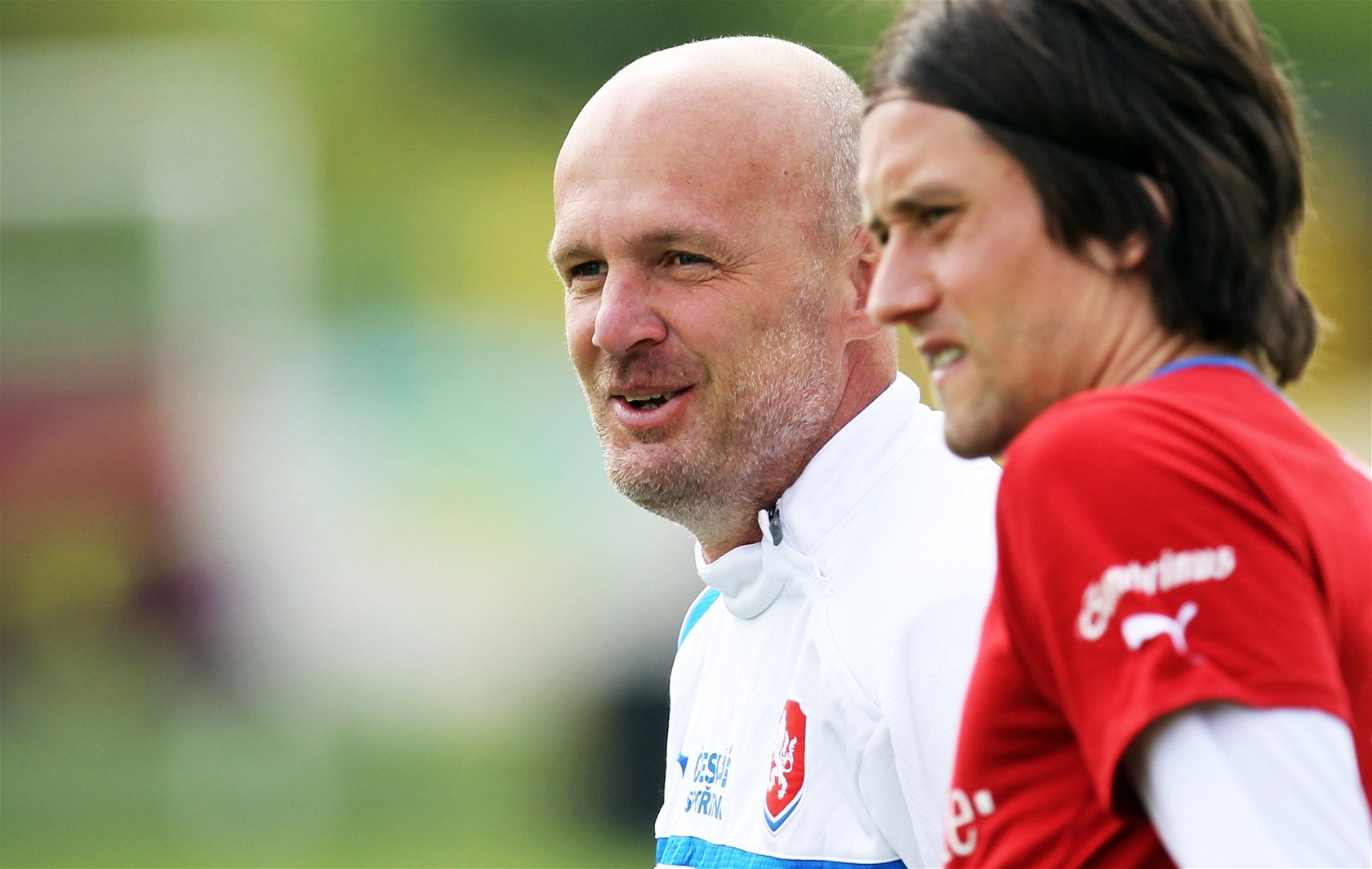 VYDR�Í JIM ÚSM�V? Trenér �eské reprezentace Michal Bílek a kapitán Tomá� Rosický se p�ed startem Eura usmívají. Bookmake�i ani sázka�i jim nev��í.