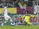 GÓL NA 1:0. Roman Hubník (. 5) dorazil k Alanu Dzagojevovi pozd, mí u mizí