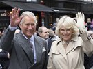 Syn královny Albty princ Charles a vévodkyn z Cronwallu Camilla zdraví ped...
