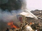 V Nigérii spadl letoun na dm (3. ervna 2012). Snímek poízen mobilním