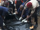 Letecká tragédie v nigerském Lagosu, záchranái odnáeji tla (3. ervna 2012)