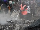 Hasii pomáhají po letecké tragédii v nigerském Lagosu (3. ervna 2012)