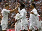 Fotbalisté Anglie se radují z gólu, který v pátelském utkání proti Belgii
