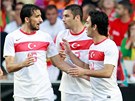 Fotbalisté Turecka se radují z gólu do sít Portugalska v pátelském utkání.