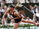 BUM! Maria Šarapovová při servisu během finálového utkání na Roland Garros
