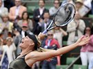 VÝBUCH RADOSTI. Maria arapovová slaví vítzství ve finále Roland Garros.