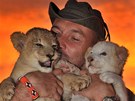 S mláaty bílého lva v Mama Tau v Jihoafrické republice