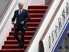 Ruský prezident Vladimir Putin vystupuje ze svého speciálu na pekingském