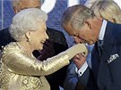 Princ Charles líbá ruku své matce královn Albt II. bhem koncertu ped