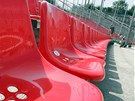 Doplování sedaek na fotbalovém stadionu 1. FC Brno v Srbské ulici v Brn
