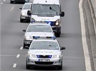 Kolona policejních aut s Davidem Rathem projídí po praském most...