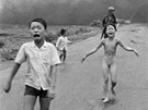Jeden z nejslavnjích snímk z vietnamské války. Vydené dti vetn...