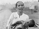 ena z vietnamské vesnice Trang Bang bí s popáleným díttem smrem k...