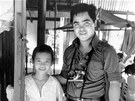 Kim Phuc s Nickem Utem asi rok poté, co na její vesnici shodily jihovetnamské...