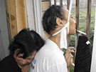 Li Wang-ling objímá svého mrtvého bratra, pedního ínského disidenta Li...