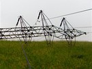 Zícený elektrický stoár na Novojiínsku po zásahu zlodj kov a silného vtru