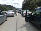 Na dálnici D1 u Hvzdonic prorazil kamion svodidla, kolony mily nkolik