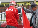 Pracovníci trnice v polské Kudow Zdróji vztyují vlajku. (4. ervna 2012)
