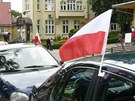 Vlajeky na autech v polské Kudow Zdróji. (4. ervna 2012)
